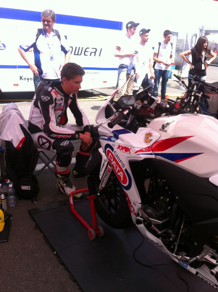 Robin Anne dans la tente de l'EJC, se concentrant avant sa séance d'essais qualificatifs. (Source : ©OffBikes)