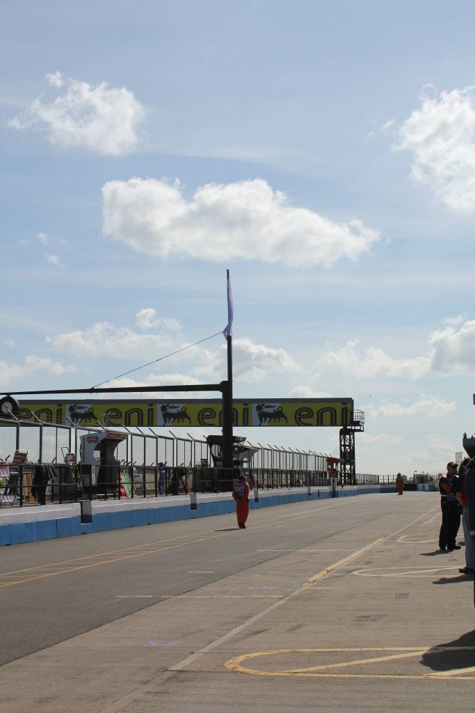 Un soleil radieux au dessus du circuit de Donington Park, de bonne augure pour les courses de Dimanche. (Source : ©OffBikes)