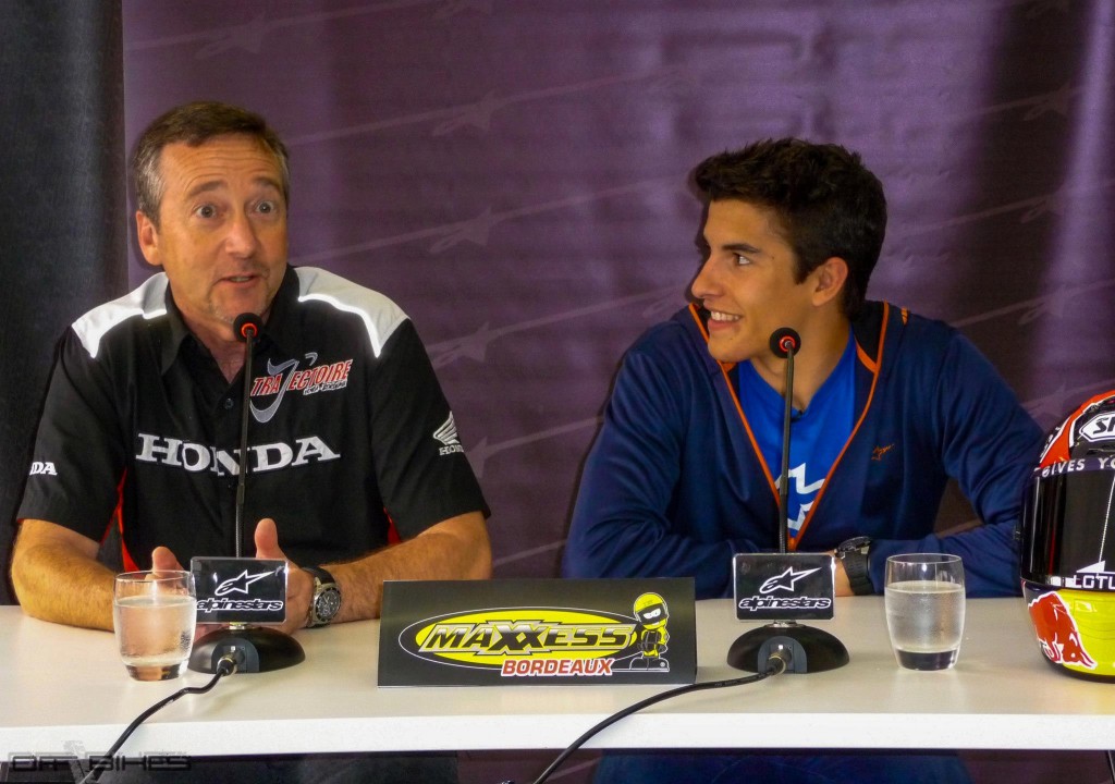 Marc Marquez et Freddie Spencer ont le sourire, pour le plaisir des journalistes. (Photo : ©OffBikes) 