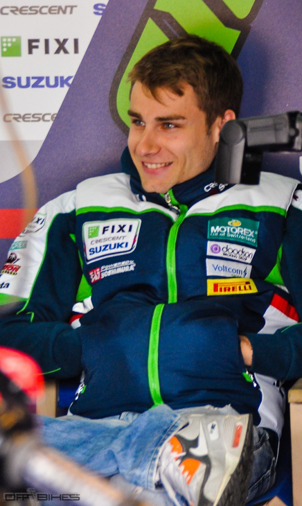 Jules Cluzel, détendu et souriant dans son box, ce Vendredi matin à Imola. (Photo : ©OffBikes)