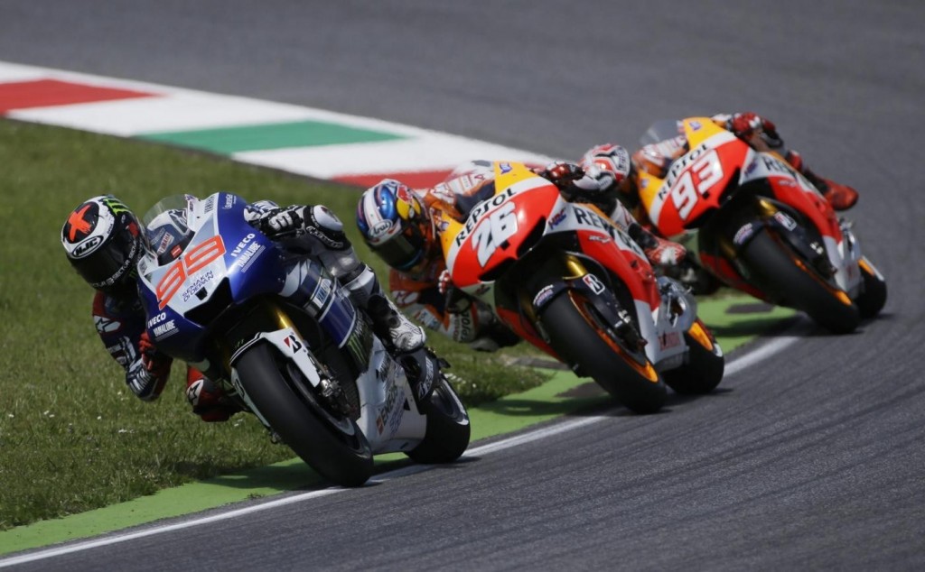 Début de course, Lorenzo mène devant Pedrosa et Marquez. (Source : Derapate.it)