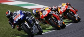 Début de course, Lorenzo mène devant Pedrosa et Marquez. (Source : Derapate.it)