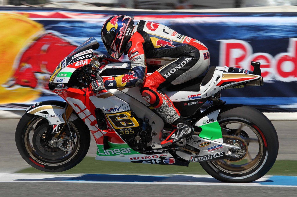 Stefan Bradl, 2ème, challenger pour la victoire à Laguna Seca. Peur de perdre son guidon ou étriers de freins Brembo ? (Photo : Team LCR).