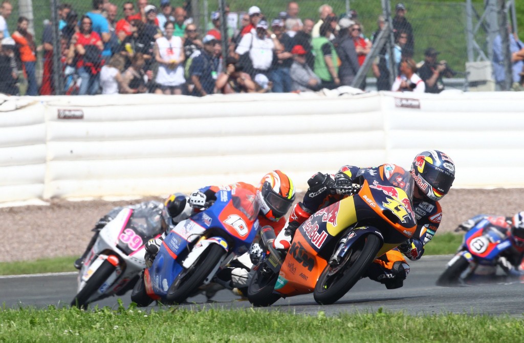 Sandro Cortese en tête lors de la course Moto3 du GP d'Allemagne en 2012 (Photo : Akrapovic)