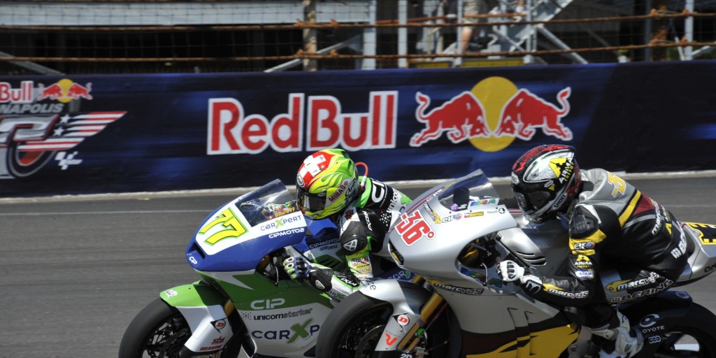 Dominique Aegerter à la lutte avec Mika Kallio durant la course Moto2 lors du GP d'Indianapolis en 2012 (Photo : indianapolismotorspeedway.com)