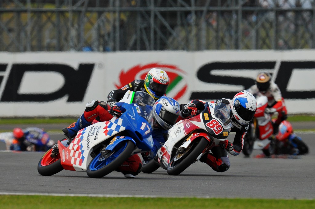 Alan Techer à la lutte durant la course Moto3 lors du Grand Prix de Grande Bretagne en 2012 ( Photo : PSP/Stan Perec)