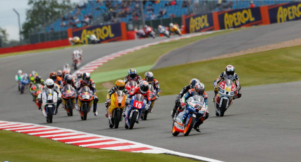 Le groupe de tête après le départ de la course Moto3 lors du GP de Grande Bretagne en 2012 ( Photo : PSP/Stan Perec)