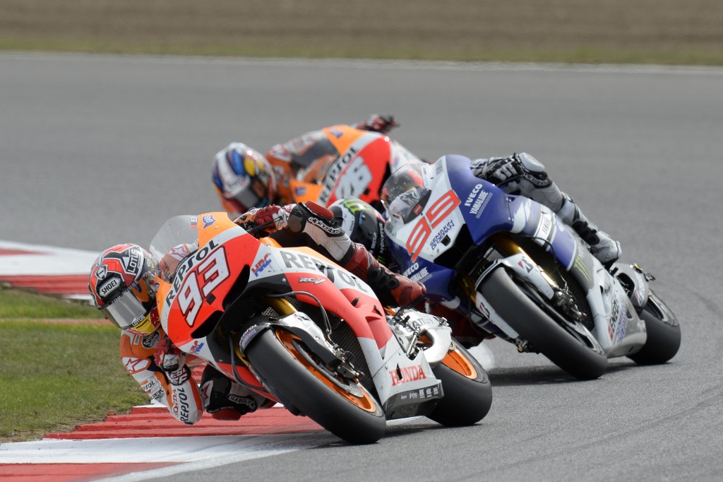 Marc Marquez devant Jorge Lorenzo et Dani Pedrosa. Une épaule blessée pour chacun d'entre eux. (Photo : Honda Repsol).