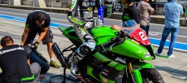 Les séances s'enchaînent et les modifications se font directement sur la pitlane pour Christophe Ponsson et le Team MRS. (Photo : Line Biau/©OffBikes)