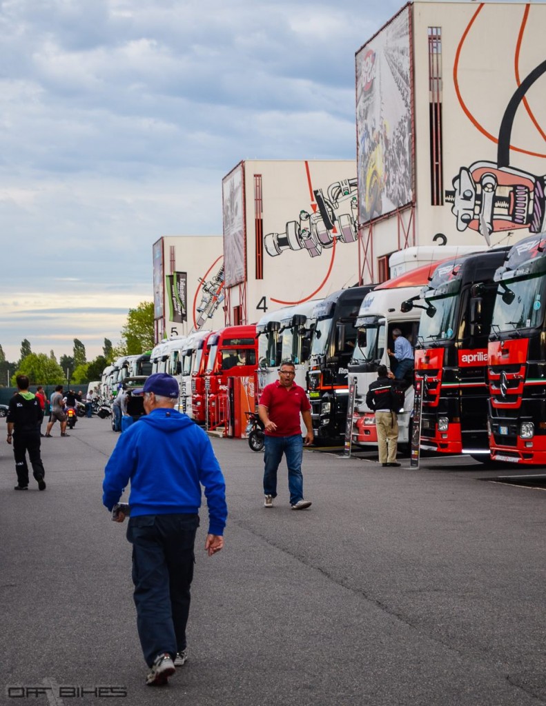 Paddock Superbike à Magny-Cours.