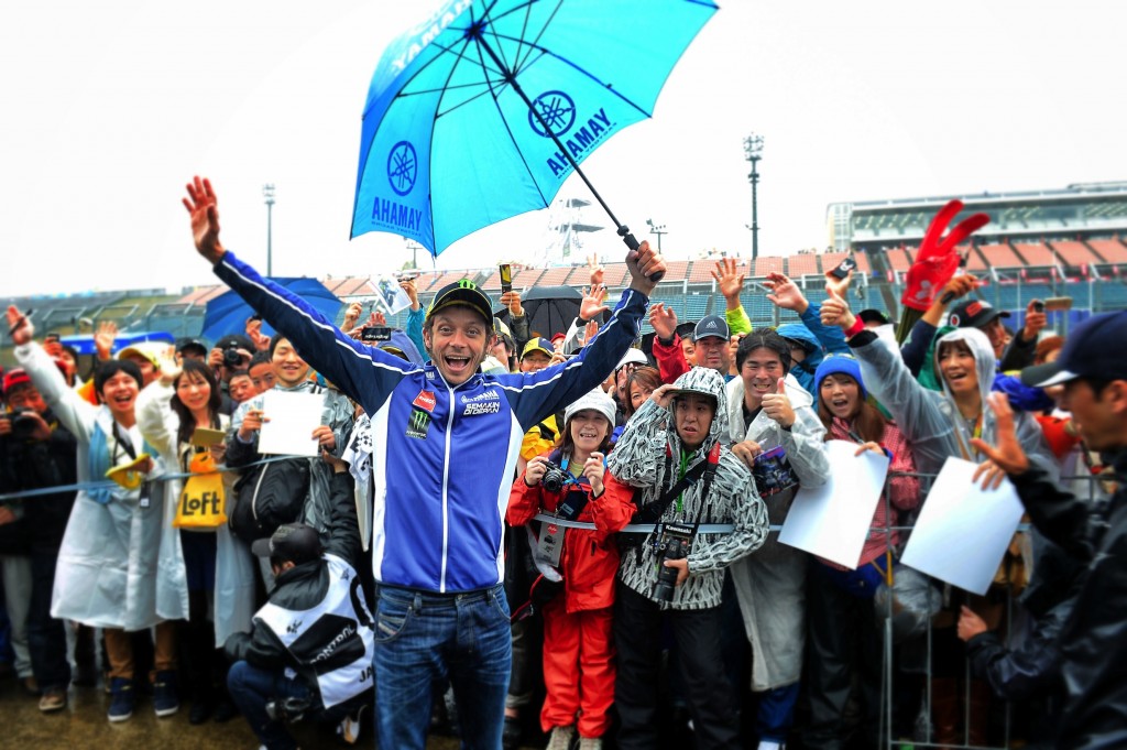 Malgré l'absence d'action sur la piste, les pilotes à l'image de Valentino Rossi, offrent du bon temps aux fans. (Photo : Yamaha)