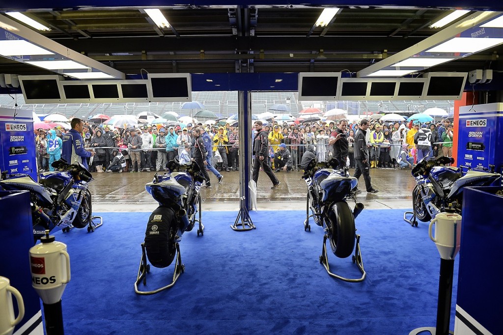 Les pilotes et les motos devraient rester au box ce matin. Un amélioration est prévue pour cet après-midi. (Photo : Yamaha)