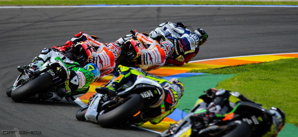 Jorge Lorenzo a tenté de ralentir le départ, en vain. Marc Marquez est sacré. (Photo: Thomas/OffBikes).