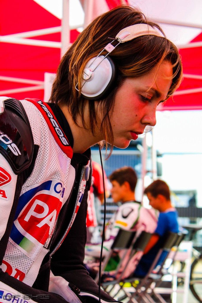 Amélie en pleine concentration durant la manche à Silverstone. (Photo : Line Biau/OffBikes)