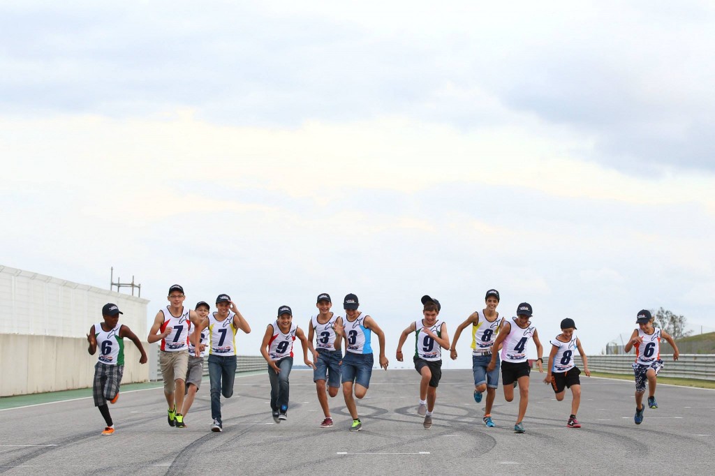 Enzo Boulom parmi les autres participants aux sélections de la RedBull Rookies Cup, en 2013. (Photo : DR)