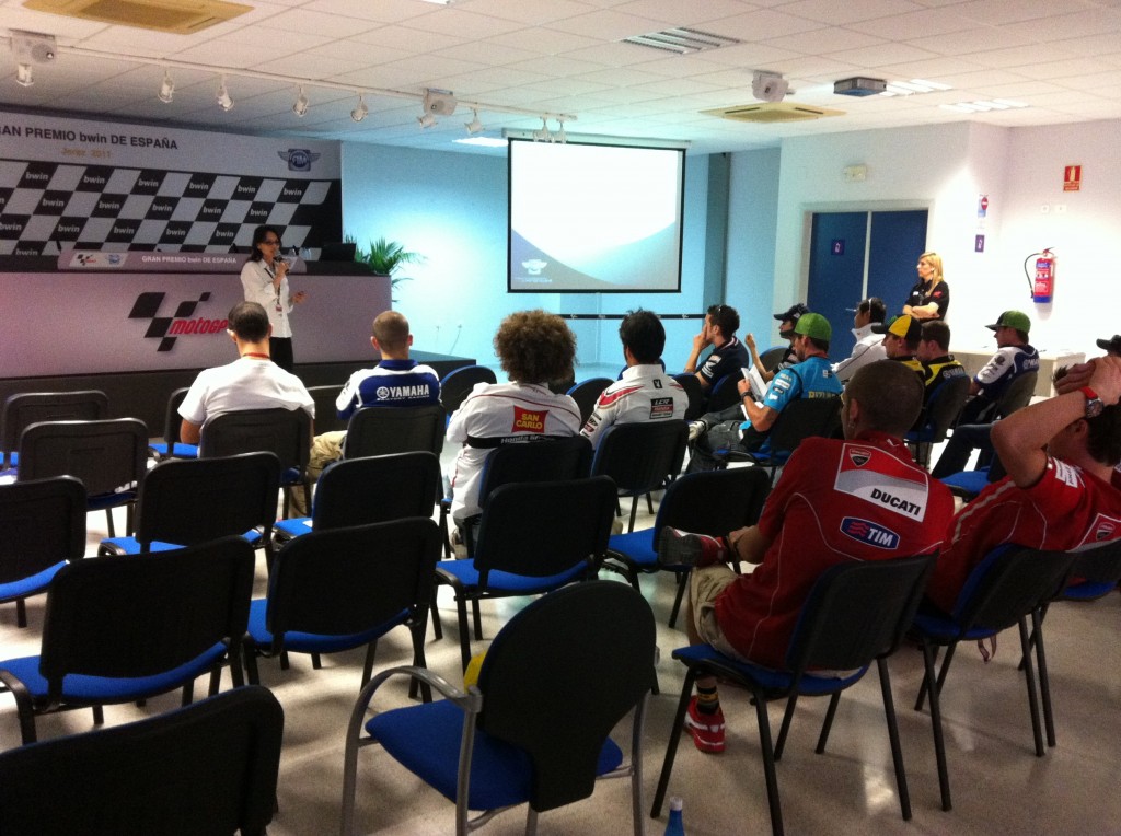 Réunion sur les contrôles antidopage lors du GP d'Espagne à Jerez en 2011 pour les pilotes MotoGP. (Photo : FIM)