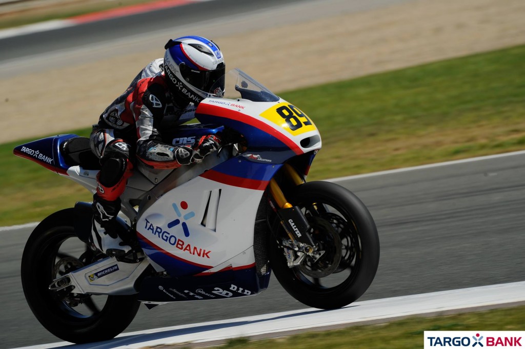 Alan Techer monte sur le podium lors de la première course Moto2 remportée par son coéquipier. (Photo : TargoBank)