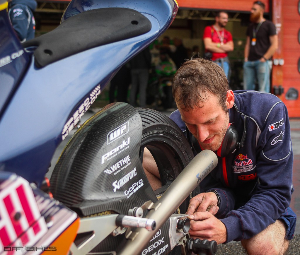 Romain Guyonnet a été le "mechanic-helper" d'Enzo Boulom durant toute la saison. Une personne essentielle dans l'entourage d'Enzo. (Photo : OffBikes)