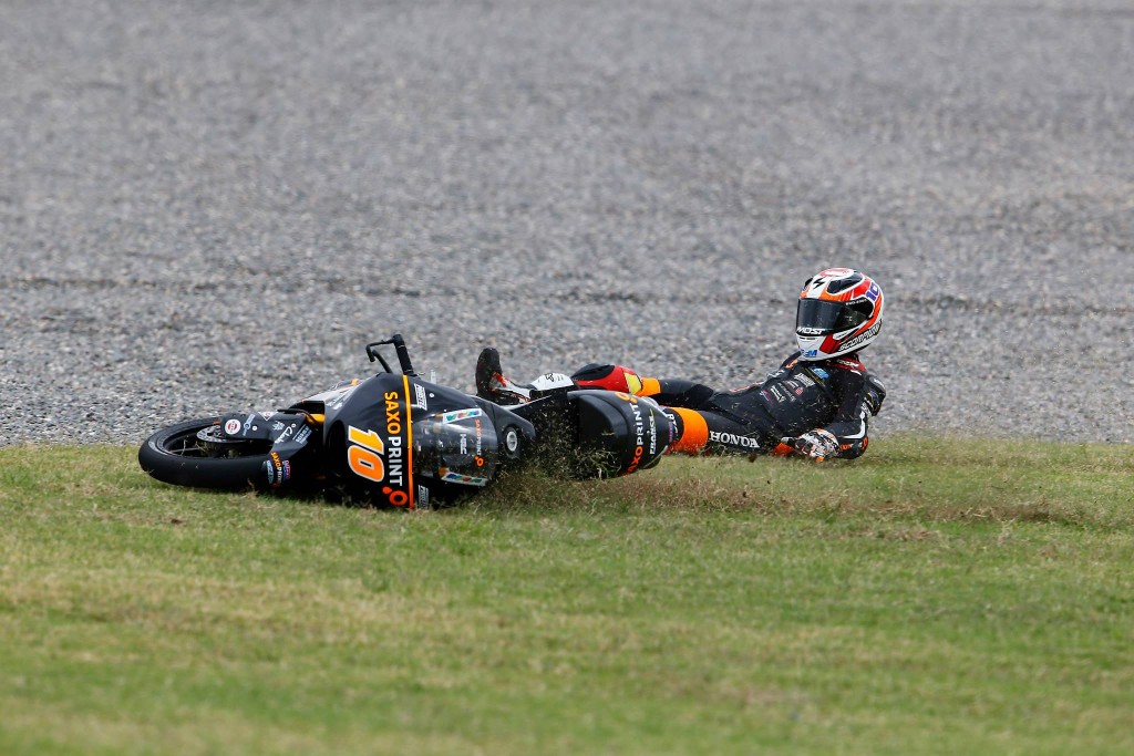 Parmi les seuls équipés d'un pneu hier, Alexis Masbou chute en voulant rester au contact. Objectif : Jerez pour le pilote français. (Photo : RTG)