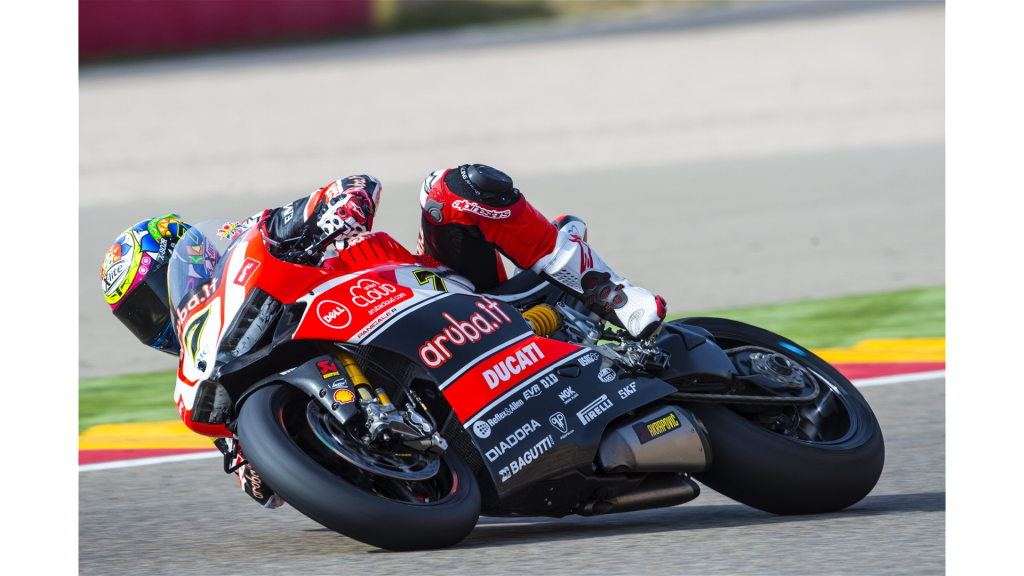 Chaz Davies impose sa Ducati devant la Kawasaki de Jonathan Rea et l'Aprilia de Leon Haslam. (Photo : Ducati)