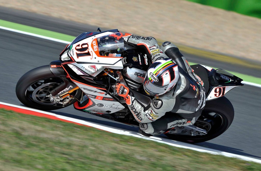 Malgré une chute dans son dernier tour, Leon Haslam signe la pole position. (Photo : Aprilia)