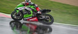 Tom Sykes remporte une première course délicate à Magny-Cours. (Photo : KRT)