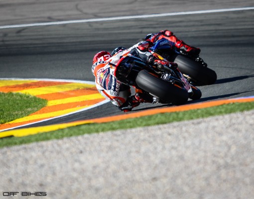 Marc Marquez termine sur le podium final derrière les pilotes Yamaha. 