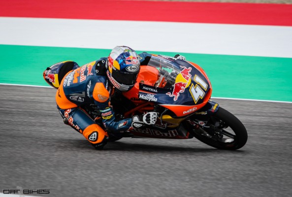 Brad Binder remporte sa troisième course consécutive. 