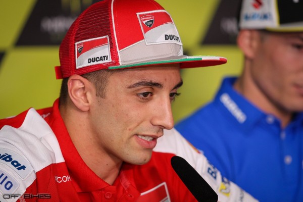 Andrea Iannone pousse Jorge Lorenzo à la faute. 