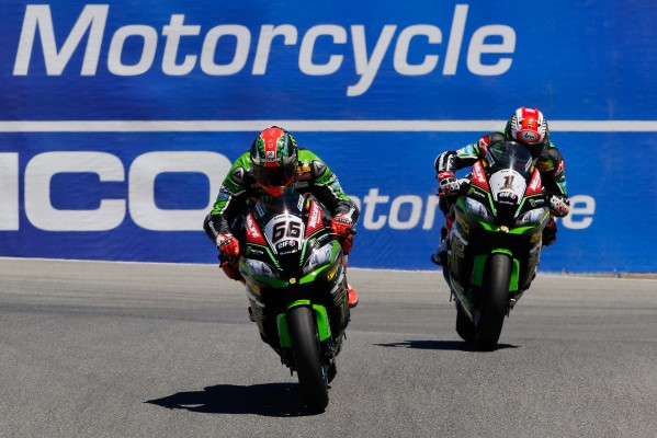 Tom Sykes remporte la deuxième course et comble légèrement son écart au classement. (Crédits : WorldSBK.com)