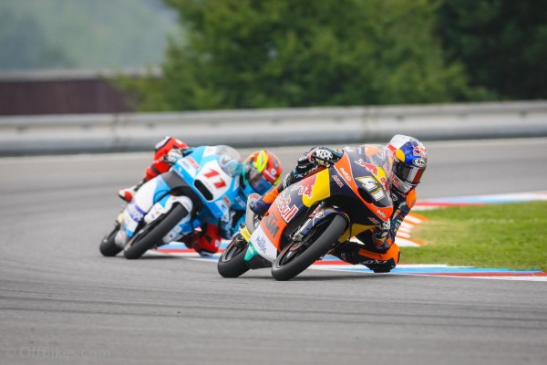 Brad Binder signe une nouvelle pole position à Brno, la 3e cette saison. 