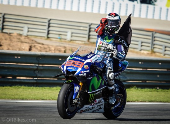 65 poles, 44 victoires, 107 podiums et 3 titres pour Jorge Lorenzo sur Yamaha. 